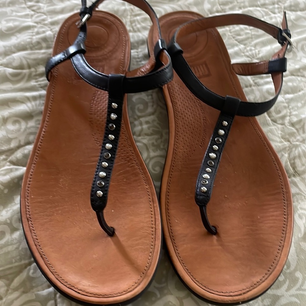 FitFlop Tia Pearl Stud Sandal Black Leather in used condition